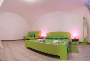 ナポリにあるVecchia Napoli - Quartieri Spagnoliのベッドルーム(緑のベッド1台、ソファ付)