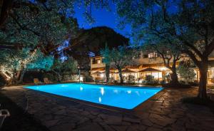 une image d'une piscine la nuit dans l'établissement La Picholine, à Nyons