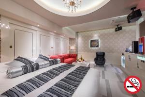 Televiisor ja/või meelelahutuskeskus majutusasutuses HOTEL Dior7