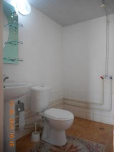 La salle de bains blanche est pourvue de toilettes et d'un lavabo. dans l'établissement OPTIMIST, à Samarcande