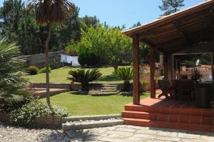 um jardim com um pavilhão e um quintal com árvores em Villa Cuesta em O Grove