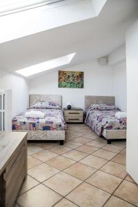um quarto com 2 camas e piso em azulejo em Residenza Meeting em Verona