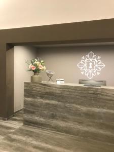 a reception counter with flowers and a snowflake on the wall at Remstal Hotel in Weinstadt