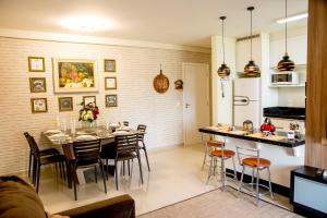 a kitchen and dining room with a table and chairs at APTO ACONCHEGANTE proximo ao centro in Foz do Iguaçu