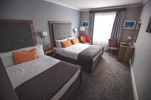 Postel nebo postele na pokoji v ubytování Westlodge Hotel & Leisure Centre