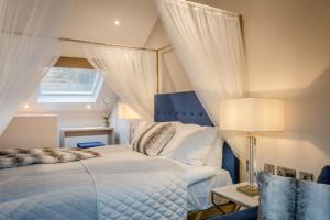 a bedroom with a bed with a blue canopy at Heritage Mews Nottingham in Nottingham