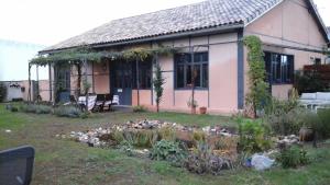 una casa con un jardín delante de ella en L atelier, en Casteljaloux