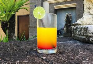 Un vaso de zumo de naranja con lima. en Pondok Linda, en Gili Trawangan