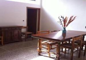 Una mesa de comedor con un jarrón de flores encima. en Appartamento Gaylen, en Borgo a Mozzano