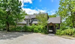 LampeFAMILY REUNIONS Breathaking Lakefront Private Resort FREE DOCK CANOE KAYAK的一栋前面有车道的房子