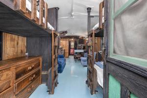 FAMILY REUNIONS Breathaking Lakefront Private Resort FREE DOCK CANOE KAYAK的电视和/或娱乐中心