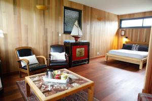 a living room with a bed and a table and chairs at Ty Polder in Île-Tudy