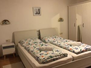 two beds in a small room with at Appartements Haus Andrea in Flachau