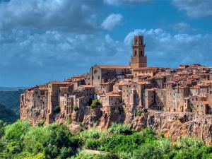 una ciudad en la cima de una montaña en Podere di Maggio - Casa Grande, en Santa Fiora