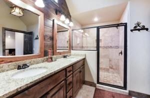 un baño con lavabo y ducha en Luxury Lakefront Villa MiniGolf HUGE POOL Kayaks 2Mi to SDC Dock, en Branson 50 fotos más