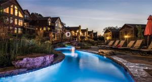 una piscina en un patio con un tobogán de agua en Luxury Lakefront Villa Lazy River HUGE POOL Kayaks 2Mi to SDCity, en Branson