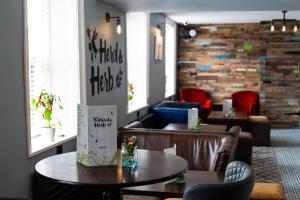Posezení v ubytování Hardwick Arms Hotel