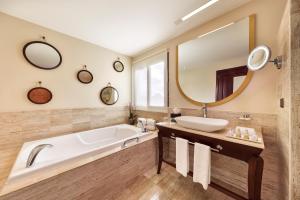 艾庫瑪爾的住宿－格蘭德帕拉迪爾姆白沙Spa全包度假酒店，带浴缸、水槽和镜子的浴室