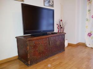 Μια τηλεόραση ή/και κέντρο ψυχαγωγίας στο Sweet Saragozza apartment