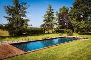una piscina in mezzo a un cortile di Case Zucchi Bioagriturismo a Castelnuovo Fogliani