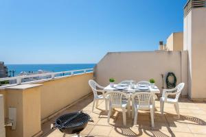 een tafel en stoelen op een balkon met uitzicht op de oceaan bij Dúplex Algarrobo Costa in Algarrobo