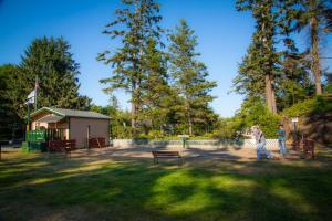 Zahrada ubytování Long Beach Camping Resort Studio Cabin 3