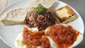 Makanan di atau berdekatan rumah tamu ini +11 gambar