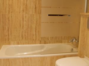 Un baño con bañera blanca y un inodoro. en Mirador del Castillo 3, en Cotillo 14 fotos más