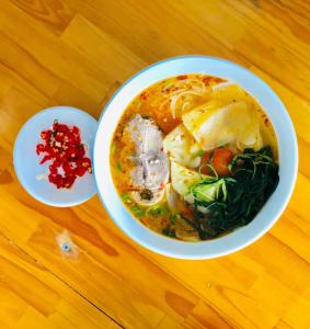 una ciotola di zuppa su un tavolo con un piatto di cibo di Summer Stations Homestay Binh Chau - Ho Coc Beach - Vung Tau a Xuyên Mộc