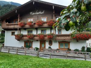 マイヤーホーフェンにあるNieslerhofの花箱付きの建物