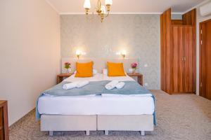 Een bed of bedden in een kamer bij Pod Wzgórzem Bed & Breakfast