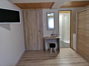 Habitación con escritorio, TV y puerta. en Anna-Lak, en Dunapataj