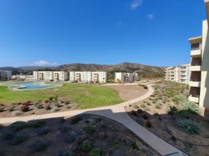 arial view of a building with a park and a pool at Departamento en Lomas de Papudo V in Papudo