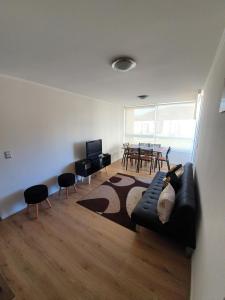 a living room with a couch and a table at Departamento en Lomas de Papudo V in Papudo