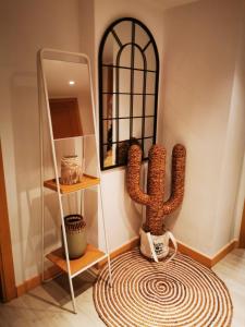 a room with a cactus in front of a mirror at AZ El Balcón de Rey Alfonso III in Zaragoza