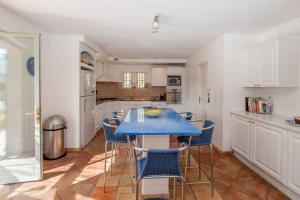 トゥレット・シュル・ルーにあるLa Lavandeのキッチン(青いテーブル、青い椅子付)