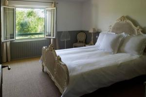 トゥレット・シュル・ルーにあるLa Lavandeの窓付きのベッドルームの大きな白いベッド +25枚の写真