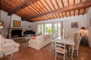 トゥレット・シュル・ルーにあるLa Lavandeの白いソファとテーブルのあるリビングルーム