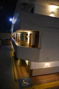 - Vistas al edificio por la noche en Hotel Pachuca Inn, en Pachuca de Soto