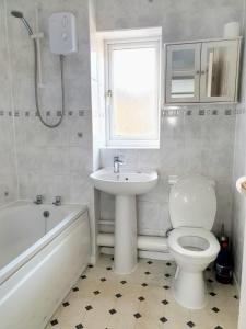 A bathroom at Wynn-Griffith Drive - Birmingham BnBs
