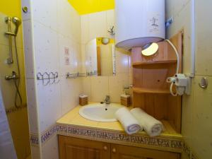 W łazience znajduje się umywalka i lustro. w obiekcie Drevenice Oščadnica w Oščadnicy