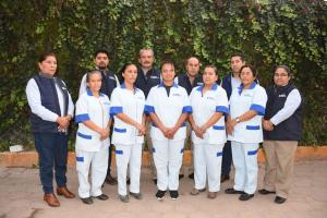 un grupo de personas con uniformes blancos posando para una foto en Hotel Pachuca Inn, en Pachuca de Soto