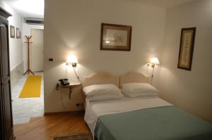 1 dormitorio con 1 cama con 2 almohadas en B&B Da Gilberto, en Cividale del Friuli