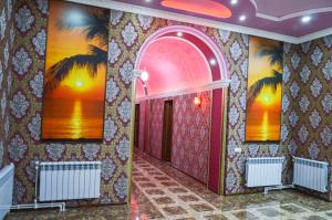 een kamer met een muurschildering van de oceaan en palmbomen bij Zangezur Hotel in Goris
