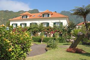 uma casa branca com um telhado laranja em Solar de Boaventura em Boaventura