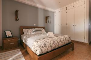 1 dormitorio con 1 cama y armarios blancos en Atlantis Flat. Relaxing Moments, en Machico