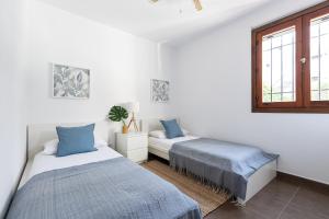 una camera da letto con due letti e una finestra di Bungalow next to the Beach a Puerto Rico de Gran Canaria