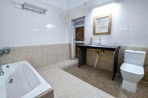 y baño con lavabo, aseo y bañera. en Jaswant Bhawan The Heritage Haveli, en Jodhpur 31 fotos más
