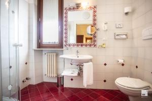 Ett badrum på Hotel Alessandro Della Spina