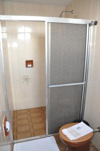 Bilik mandi di Hotel Caçula